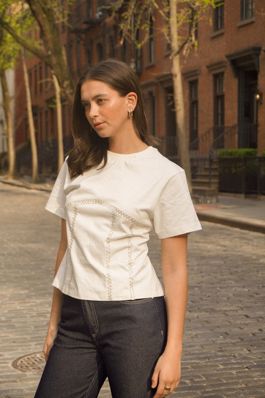EMBROIDERED BLACKLESS TEE